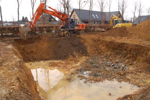 006_02 Es wird ein Loch gebaggert.jpg