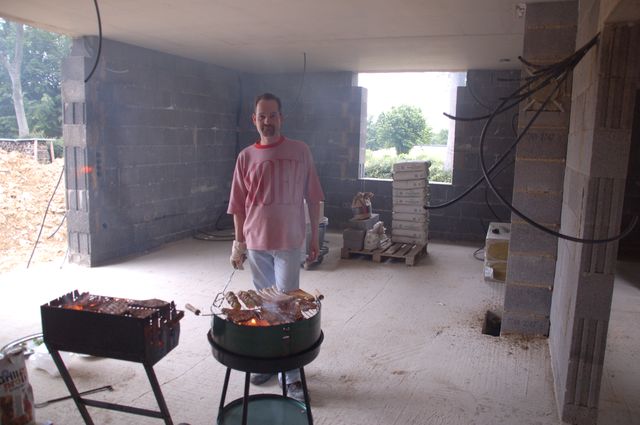 035_07 Grillen im Wohnzimmer wohl zum ersten und letzten Male.jpg
