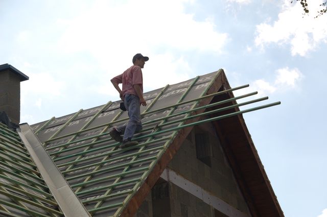 037 Dachdecker bei der Arbeit.jpg