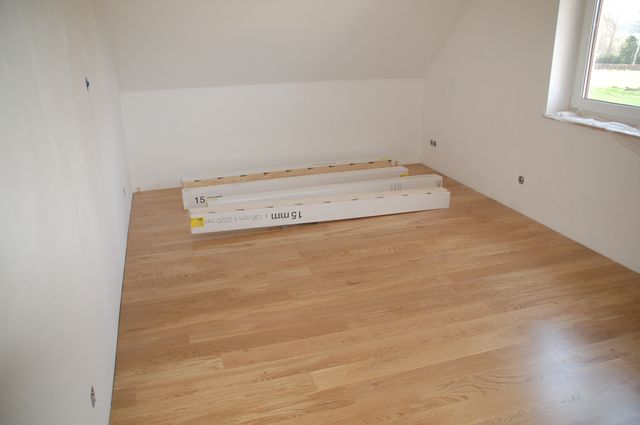 089 Parkett ist auch schon soweit gelegt.jpg