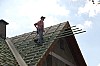 037 Dachdecker bei der Arbeit.jpg 037 Dachdecker bei der Arbeit.jpg