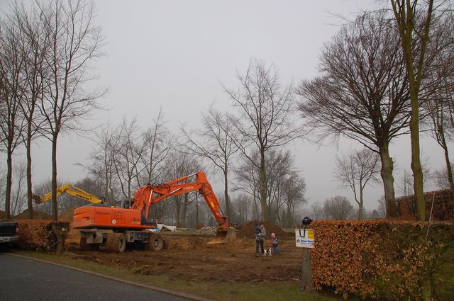 005_01 Es wird ein Loch gebaggert.jpg